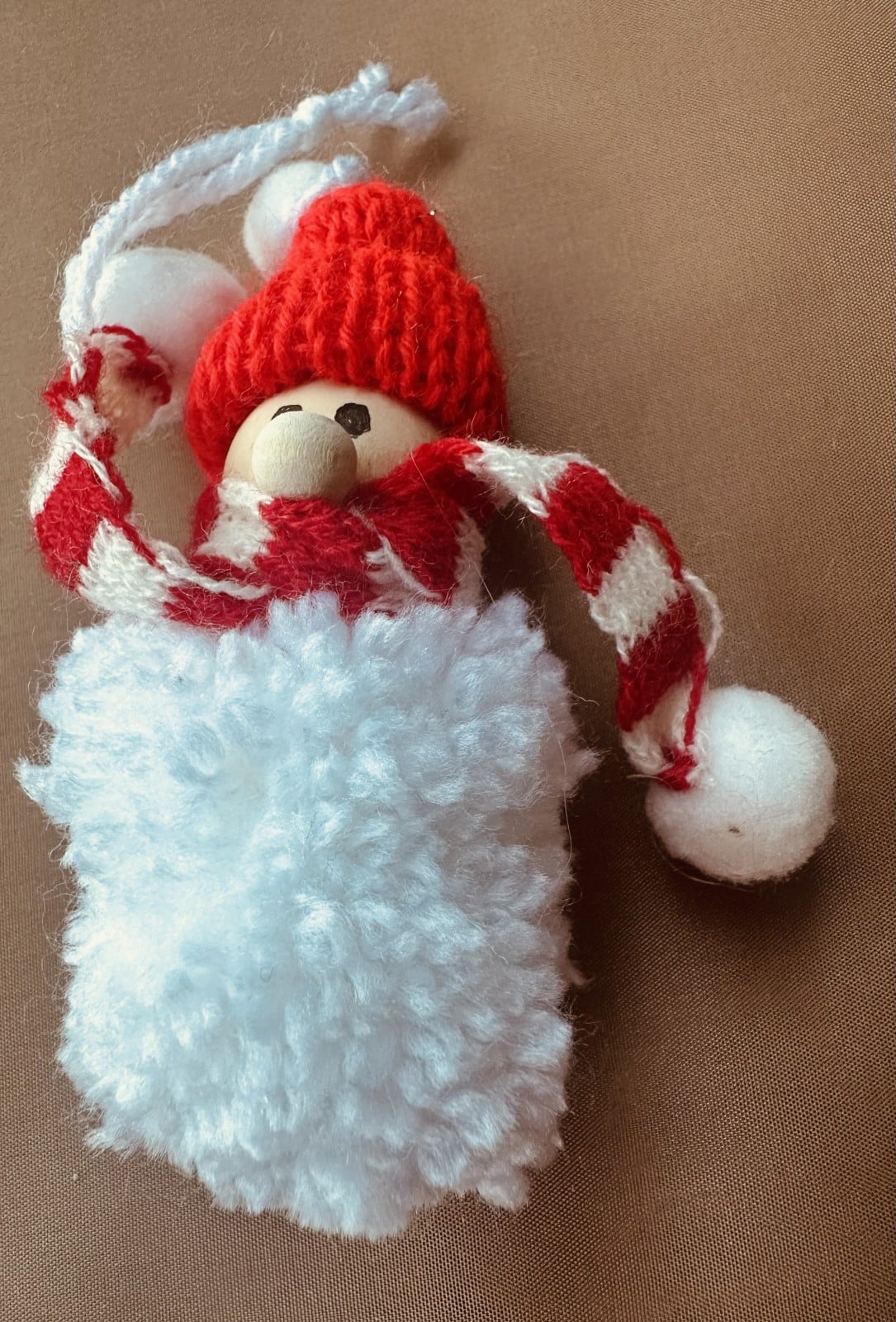 Sneeuwpopje met rode muts – handgemaakte kerstdecoratie - 151264 Sneeuwpopje met rode muts – handgemaakte kerstdecoratie