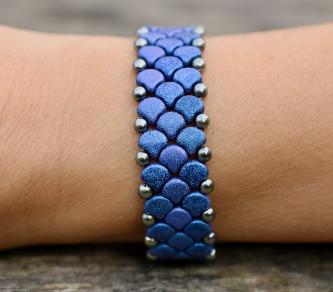 Handgemaakte 'Snake Skin' armband met Ginko kralen blue suede – 19,… - 132210 Handgemaakte 'Snake Skin' armband met Ginko kralen blue suede – 19,5 cm | Bohemian kralenarmband dames