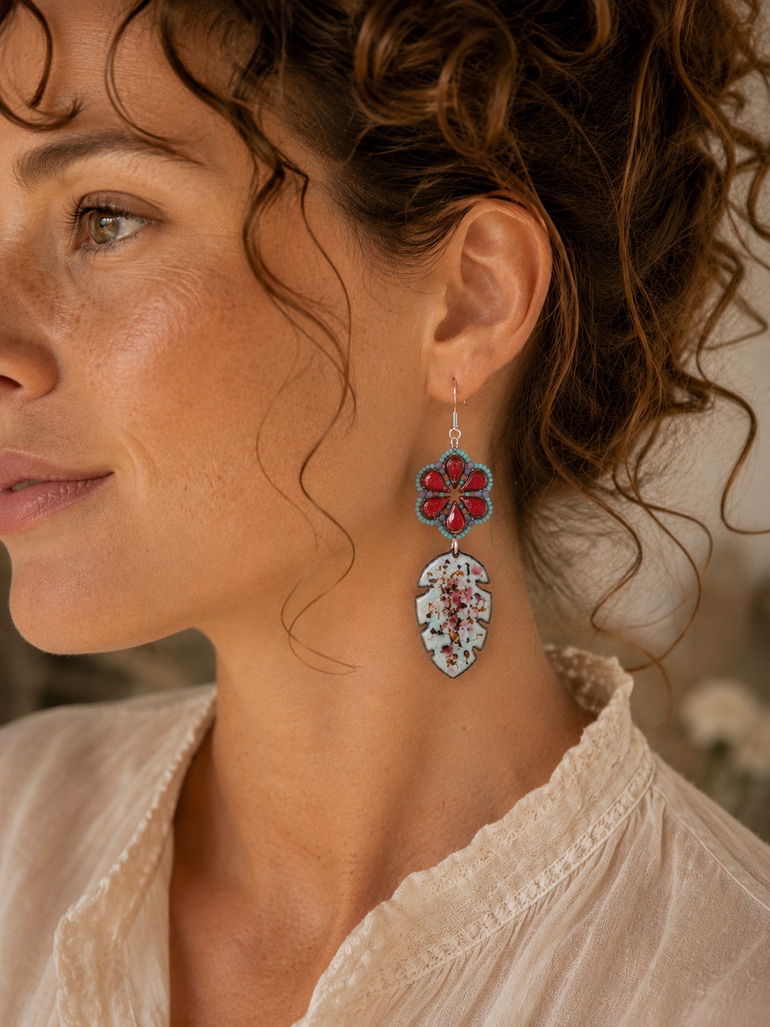Botanish & Romantisch, folk oorbellen met enamel bladeren