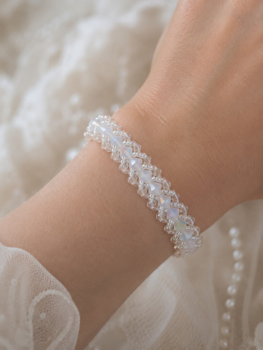 Romantisch & Tijdloos, handgemaakte bridal armband met Swarovski bicones