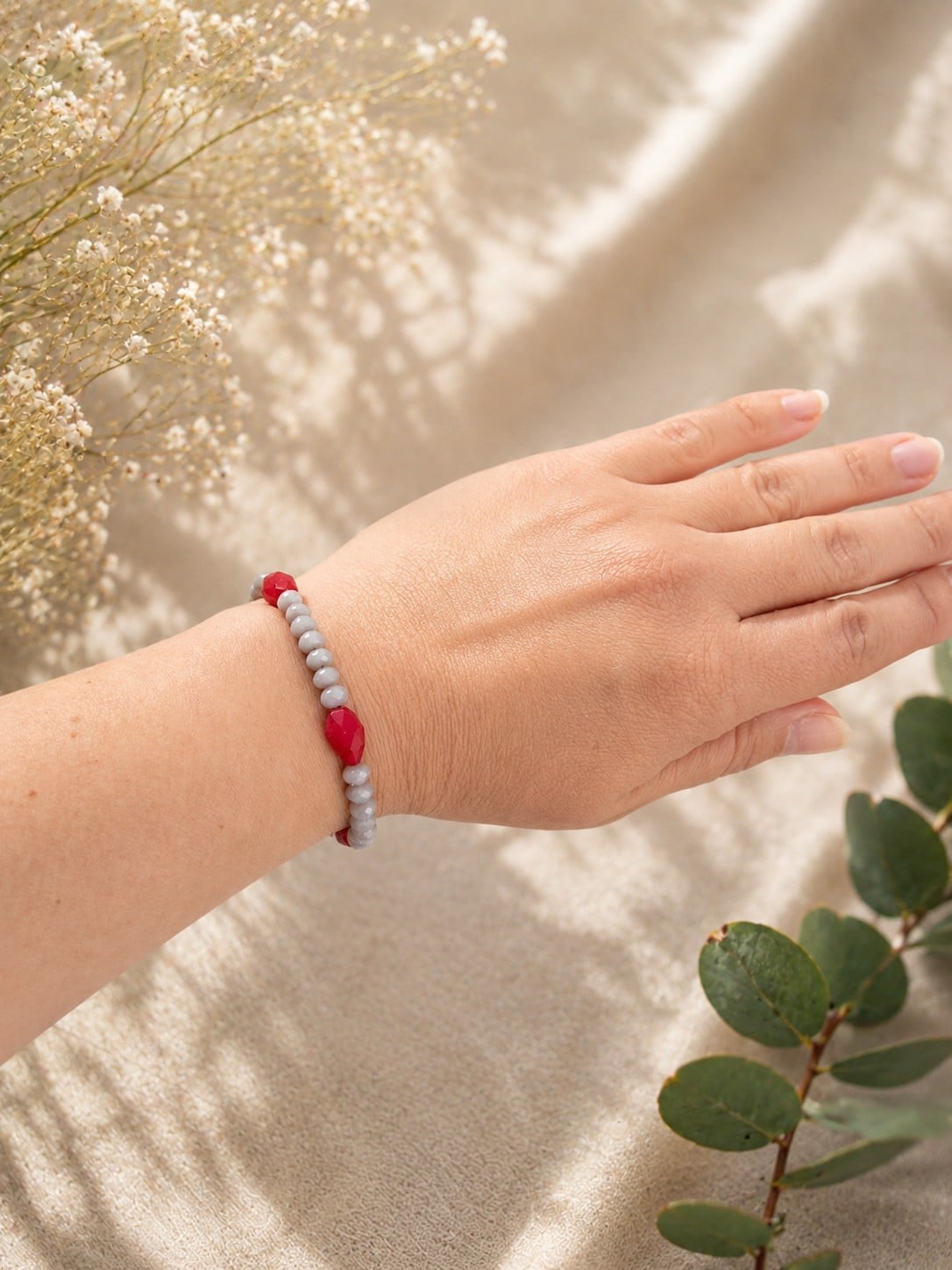 Armband en oorbellen set - met rode en grijze glaskralen. - 134622 Armband en oorbellen set - met rode en grijze glaskralen.