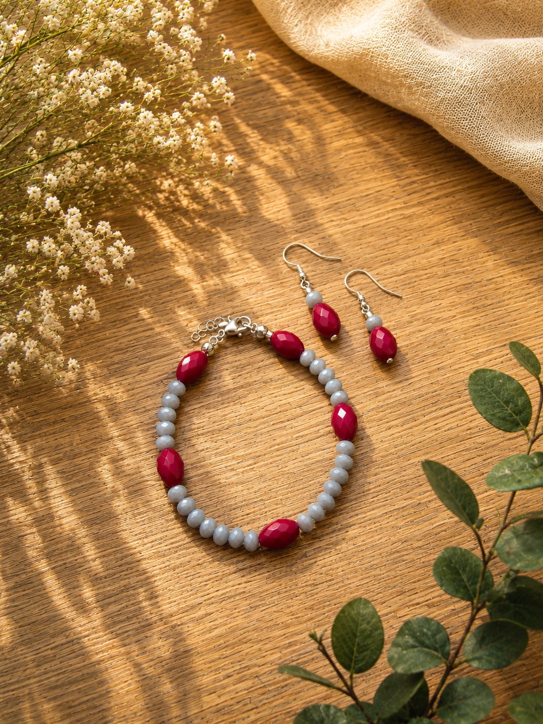 Armband en oorbellen set - met rode en grijze glaskralen. - 134623 Armband en oorbellen set - met rode en grijze glaskralen.