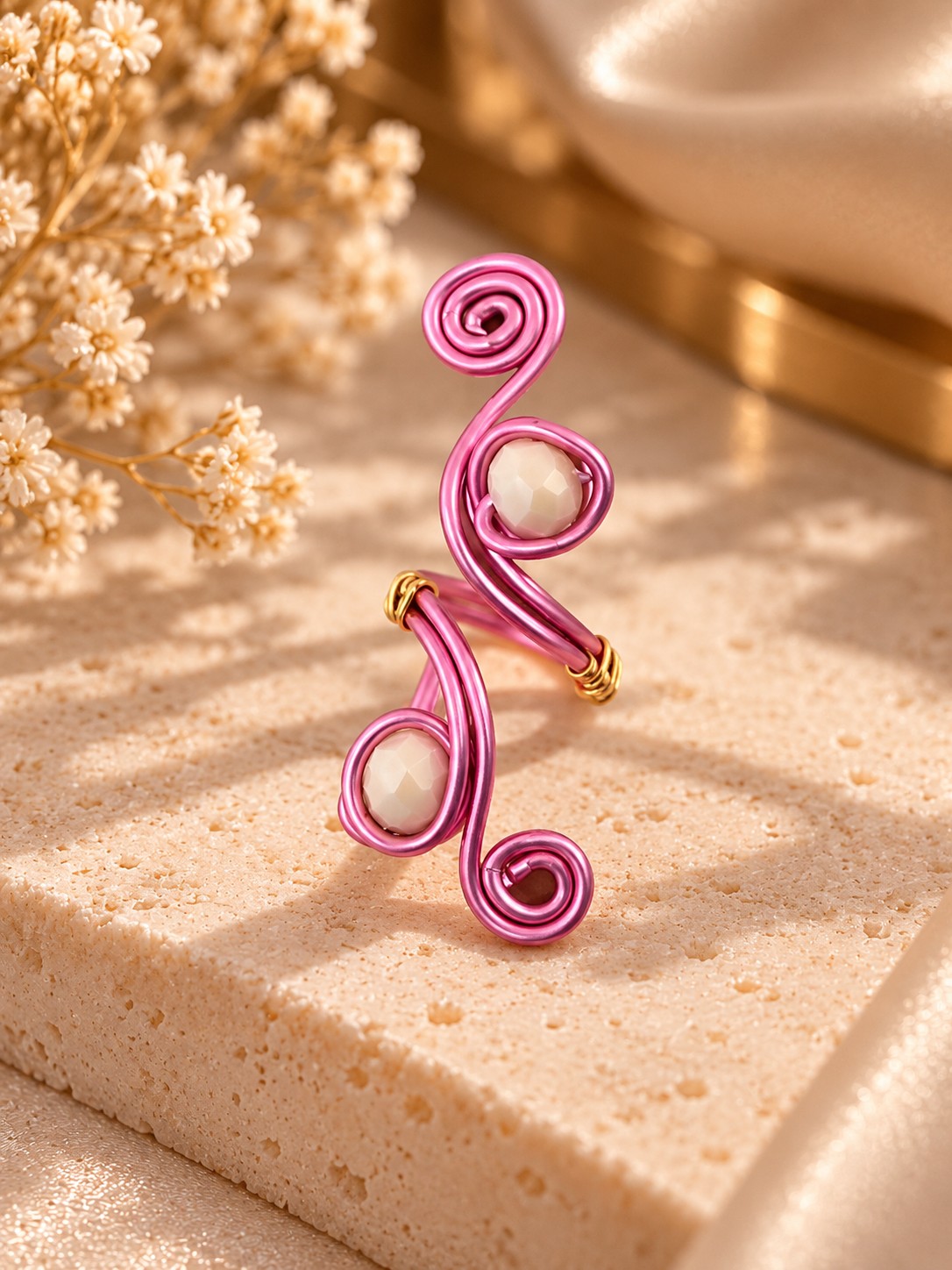 Handgemaakte Roze Spiraalring met Beige Kralen | Verstelbare Statement Ring – Cleopatra's World