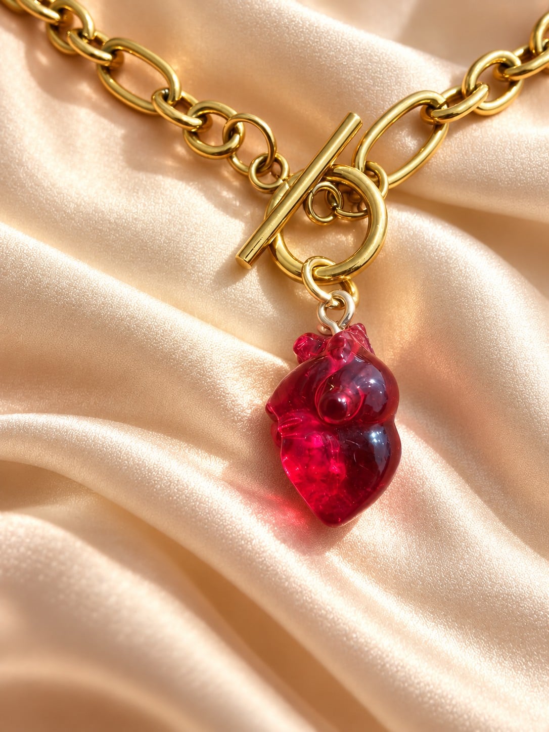 Goudkleurige ketting en oorbellen met rode hartjes - 155868 Goudkleurige ketting en oorbellen met rode hartjes