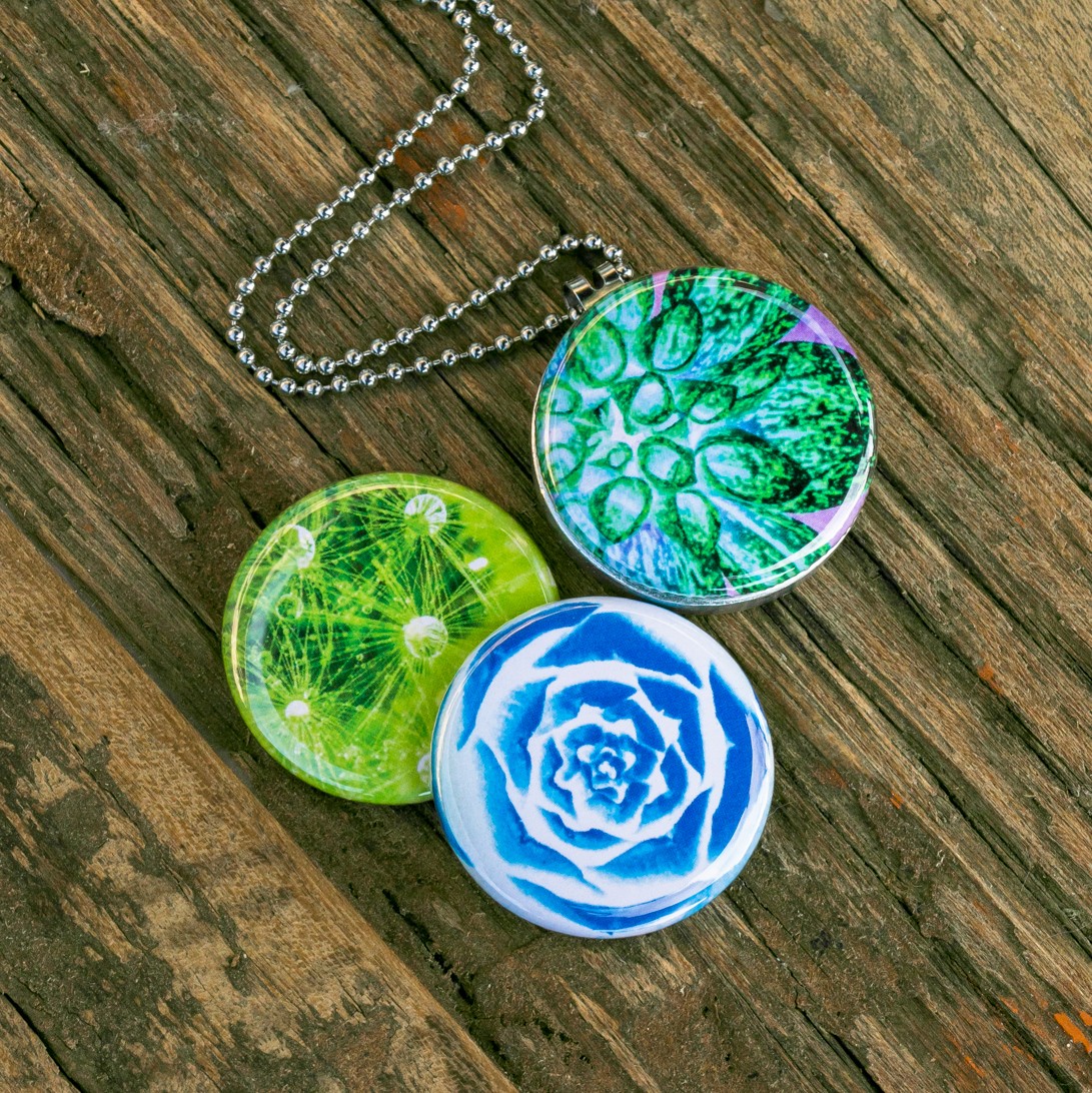 Fotomedaillon ketting met drie verschillende verwisselbare voorkanten met close up foto`s van buitenaards aandoende bloemen,nachtbloemen.Magisch magnetisch medaillon. Voor het dicht bij je dragen van je favoriete foto.
