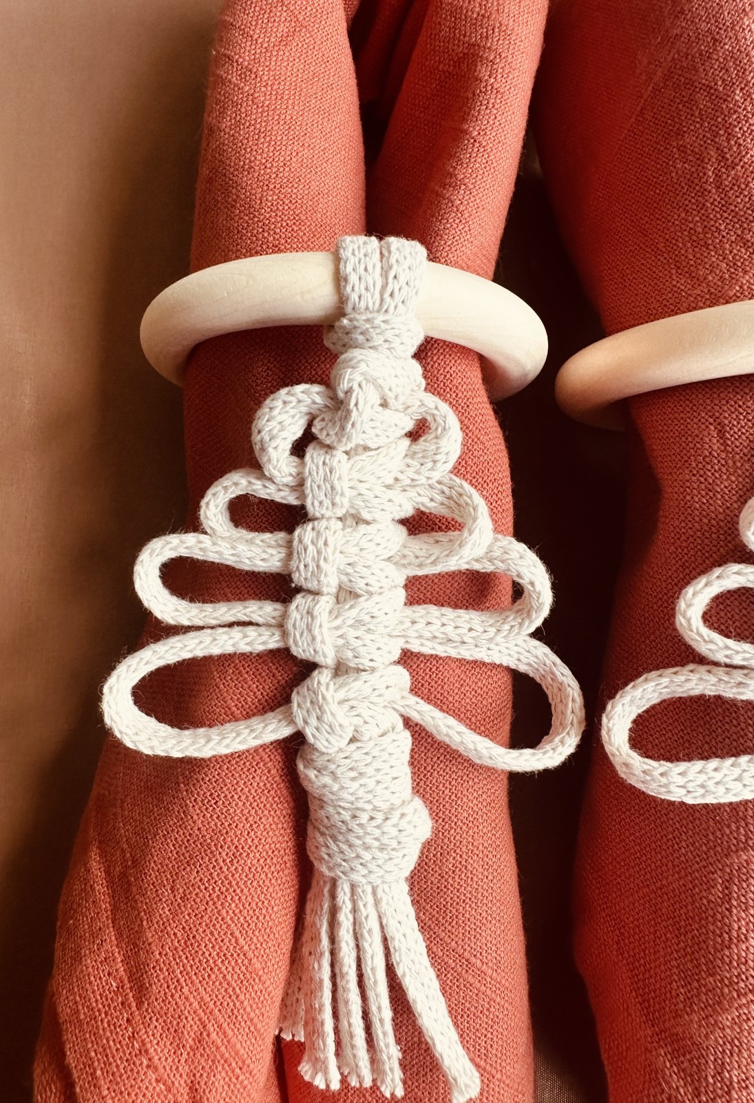 Handgemaakte servetring met macramé kerstboom – kerstdecoratie - 153775 Handgemaakte servetring met macramé kerstboom – kerstdecoratie