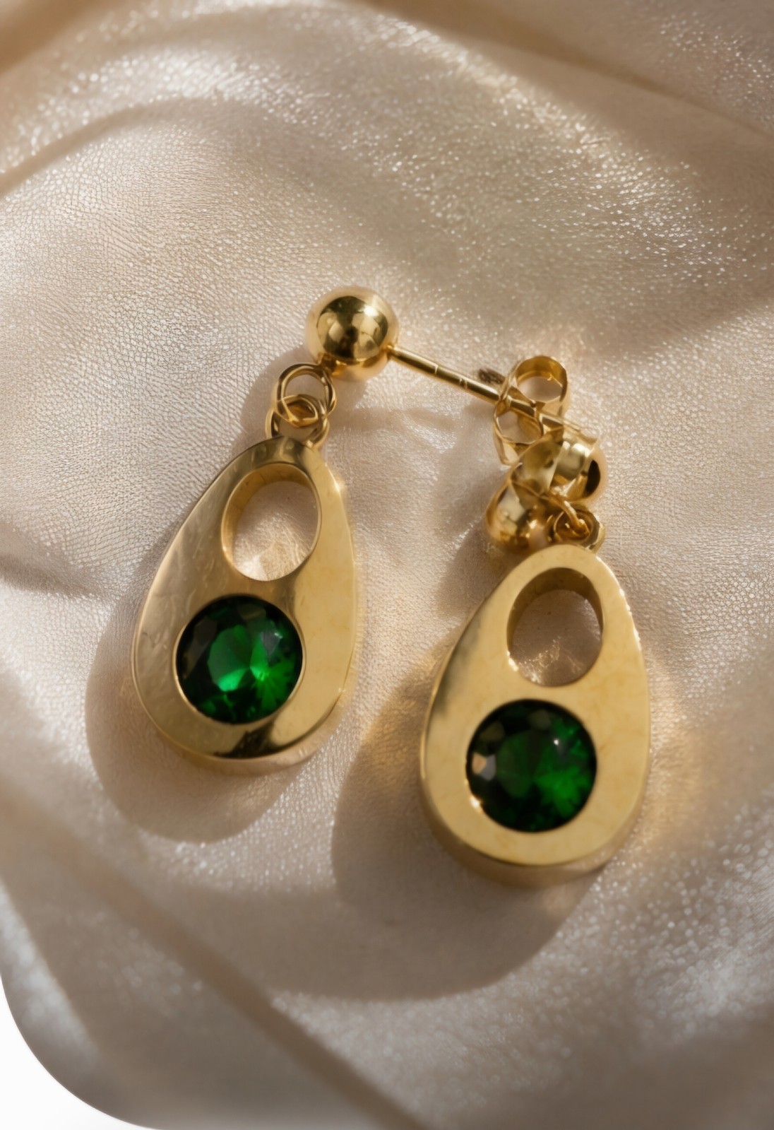 π Elegante RVS Vergulde Oorbellen met Smaragdgroene Steen β Tijdβ¦ - 148044 π Elegante RVS Vergulde Oorbellen met Smaragdgroene Steen β Tijdloos & Chic