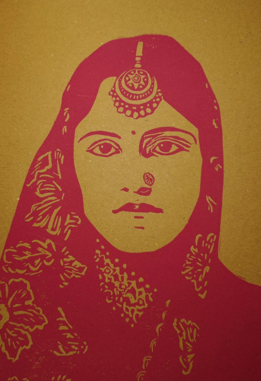 Linoprint ‘Indian Queen’ – handgedrukt A4 kunstwerk in fuchsiaroze op kraftpapier