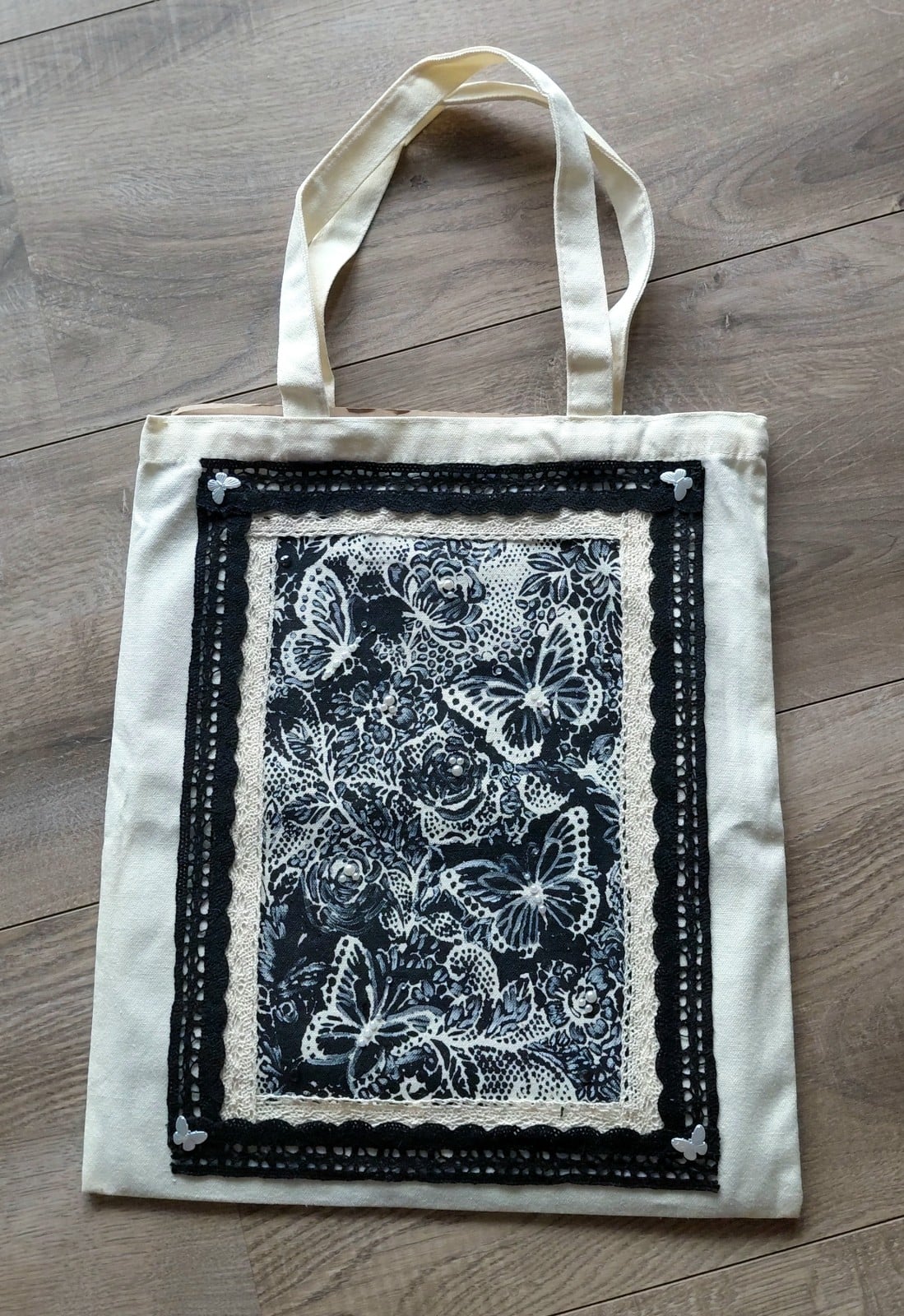 Canvastas handbeschilderd zwart-wit - 140415 Canvas tas 'Middernachtvlinders' – uniek handgemaakt met kant, vlinders en pareldetails