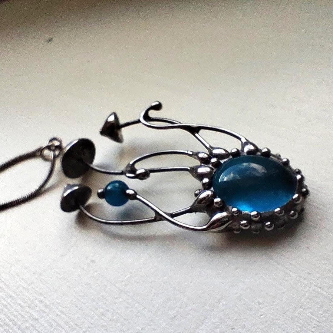 Handgemaakte paddenstoelenketting met blauw glas en zilverkleurig kop… - 142037 Handgemaakte paddenstoelenketting met blauw glas en zilverkleurig koper