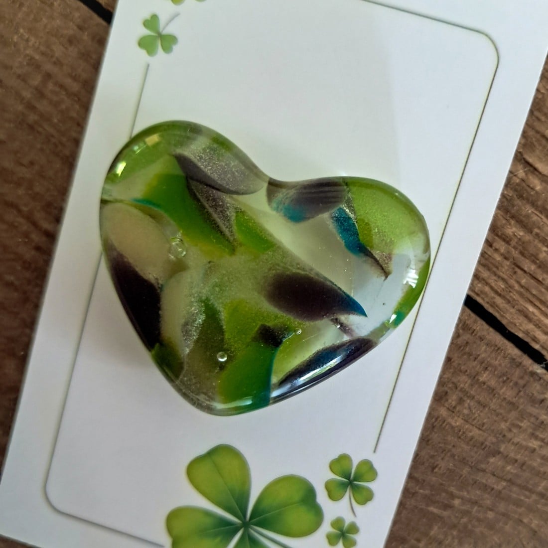 Handgemaakt glazen hartje op cadeau kaartje. Hartje geluk. - 154223 Handgemaakt glazen hartje op cadeau kaartje. Hartje geluk.