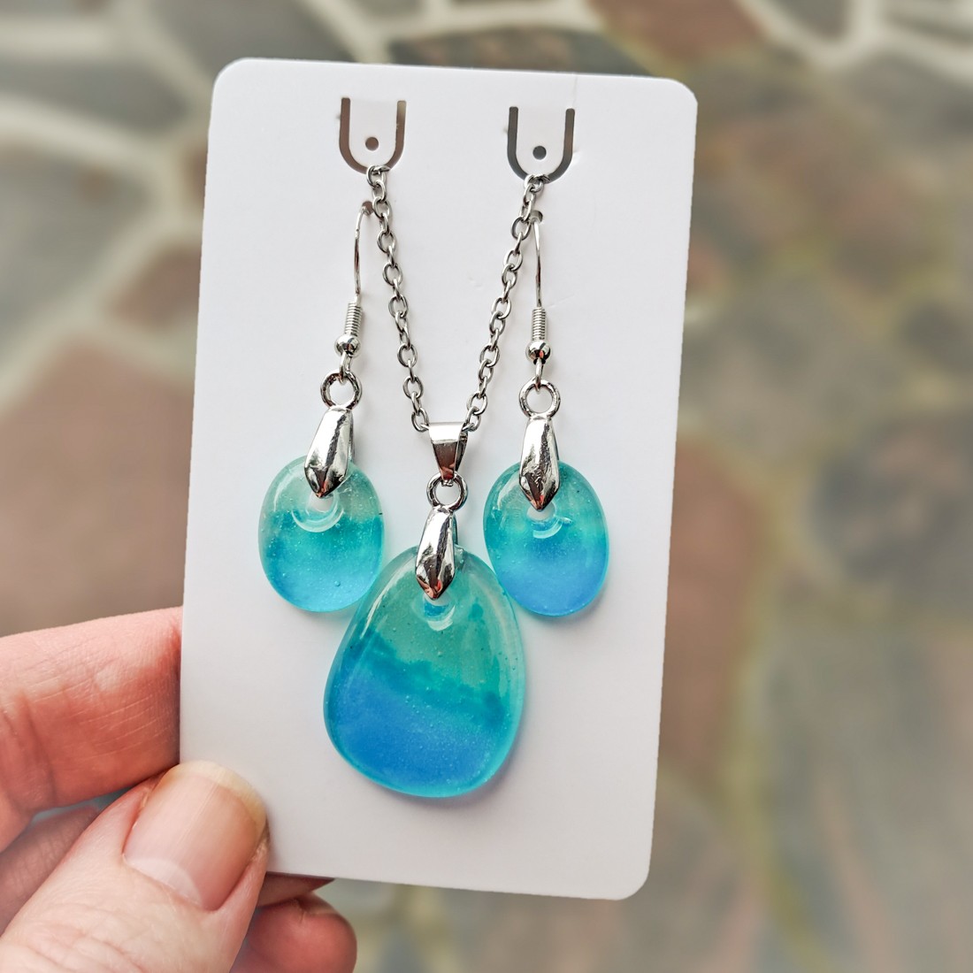 Set hanger en oorbellen met blauw groen glas, oorbellen set met ketti… - 154753 Set hanger en oorbellen met blauw groen glas, oorbellen set met ketting van blauw groen glas.