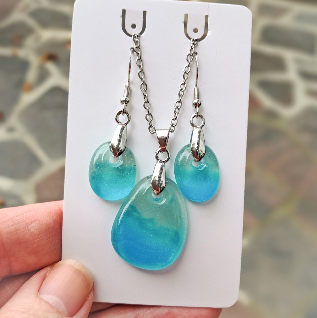 Set hanger en oorbellen met blauw groen glas, oorbellen set met ketti… - 154751 Set hanger en oorbellen met blauw groen glas, oorbellen set met ketting van blauw groen glas.