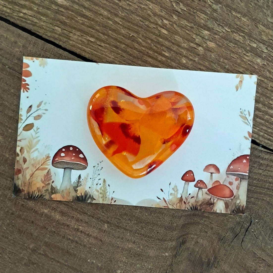 Handgemaakt glazen hartje op cadeau kaartje. Hartje herfst. - 154226 Handgemaakt glazen hartje op cadeau kaartje. Hartje herfst.