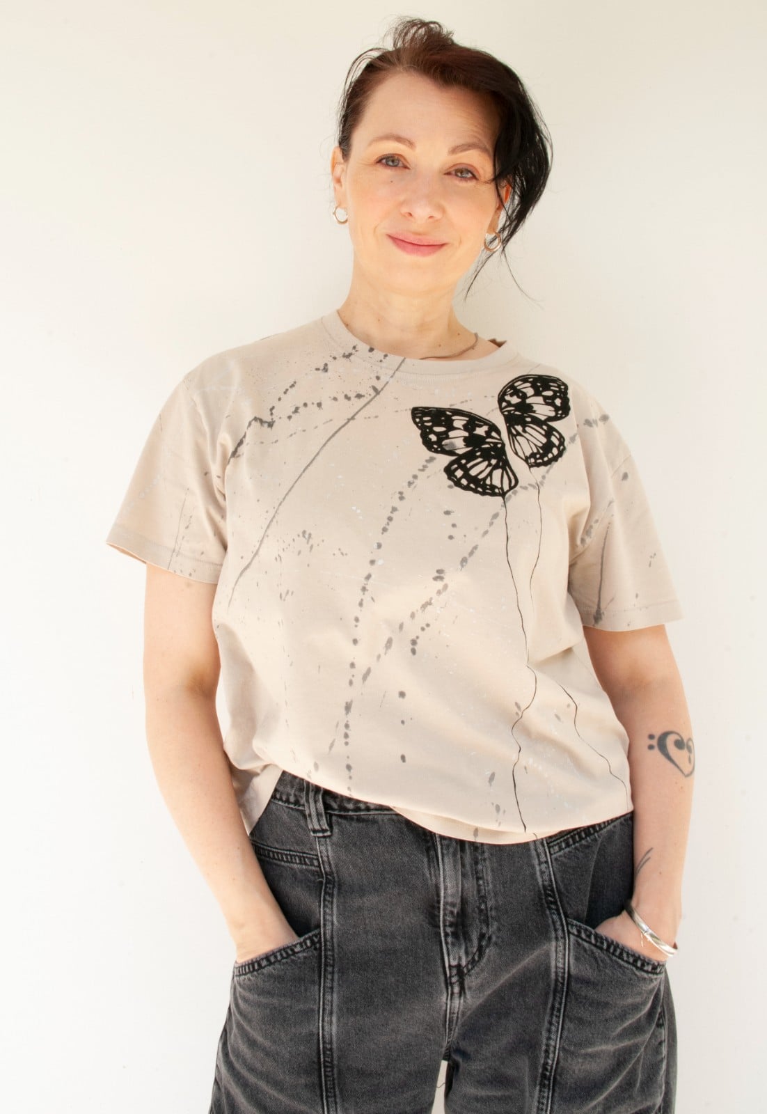 Hand Gedrukt T-Shirt, Beige Katoen, Zwarte Vlindervleugels en Verfspe… - 128468 Hand Bedrukt T-Shirt, Beige Katoen, Zwarte Vlindervleugels en Verfspetters, Streetwear Casual