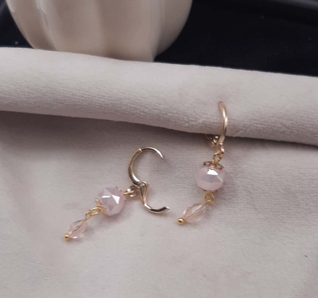 Handgemaakte oorbellen met roze glaskralen