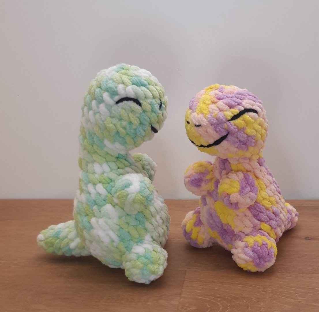 Kleurrijke Dino: een gehaaktje knuffel