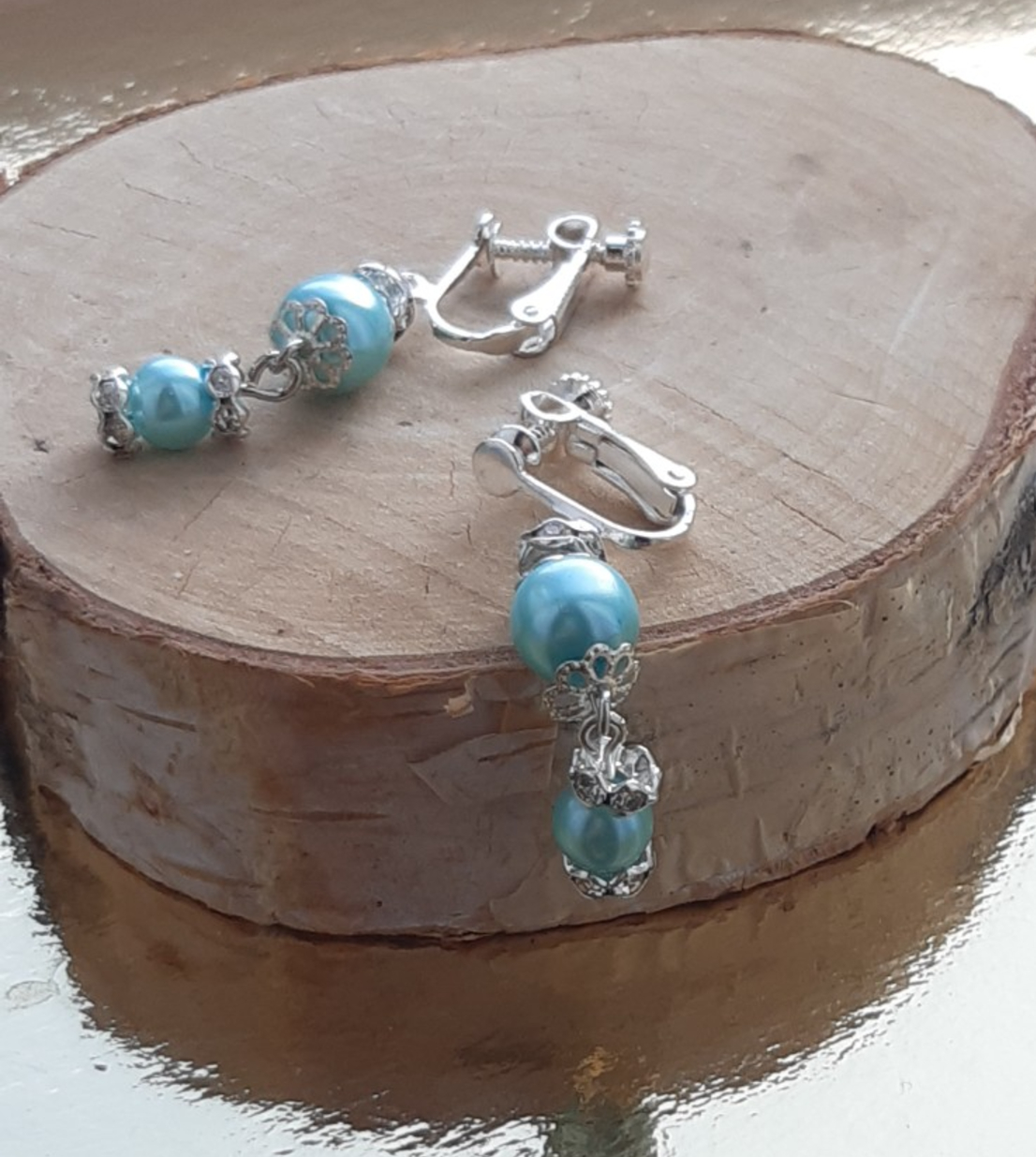 Unieke oorbellen: Blauw/goud studs: Handgemaakt met glazen kralen - 87855 Unieke oorbellen: Blauw met goud/zilver studs: Handgemaakt met glazen kralen