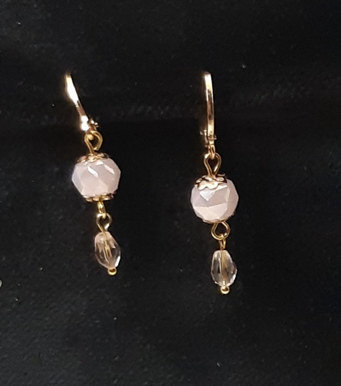 Handgemaakte oorbellen met roze glaskralen