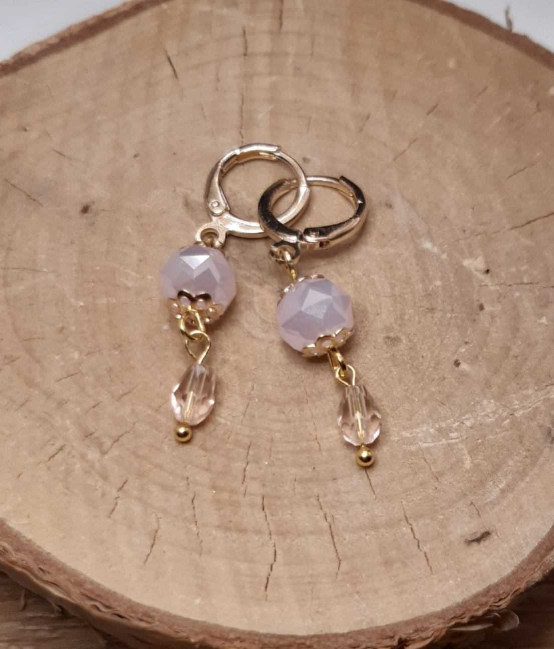 Handgemaakte oorbellen met roze glaskralen