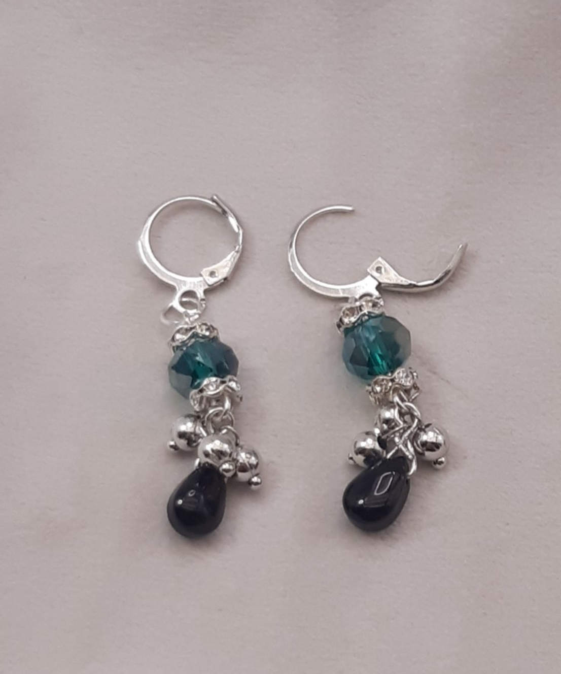 Vrolijke groen en zwarte oorbellen: Handgemaakt met glazen kralen - 100728 Vrolijke groen en zwarte oorbellen: Handgemaakt met glazen kralen