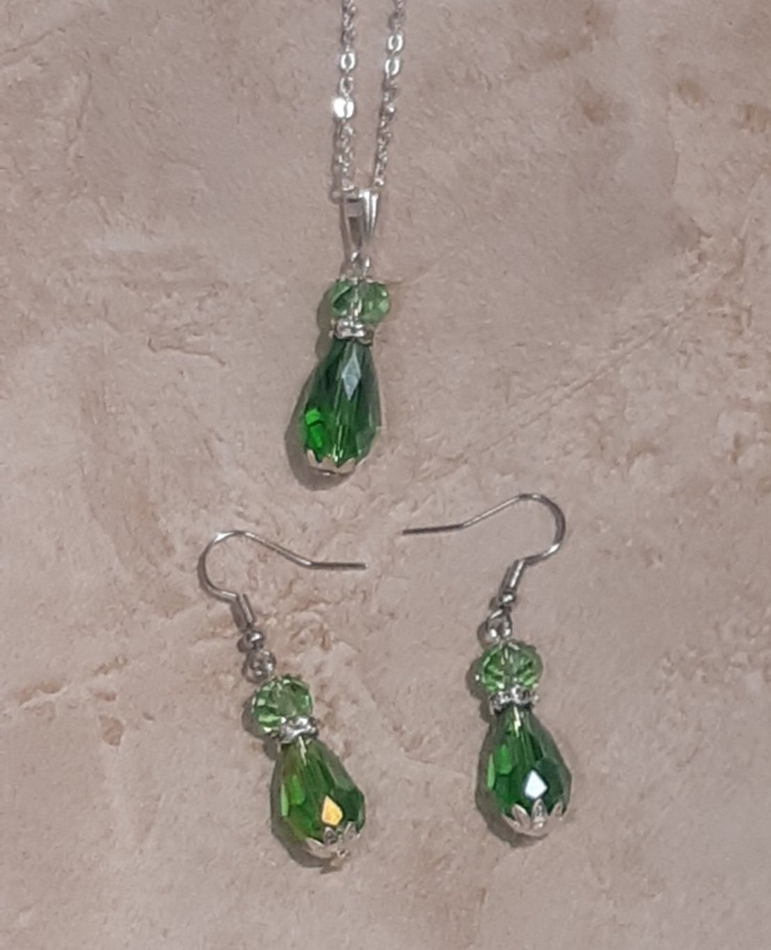 Oorbellen en ketting Collectie: Glans en kleur groen: Handgemaakt met glazen kralen