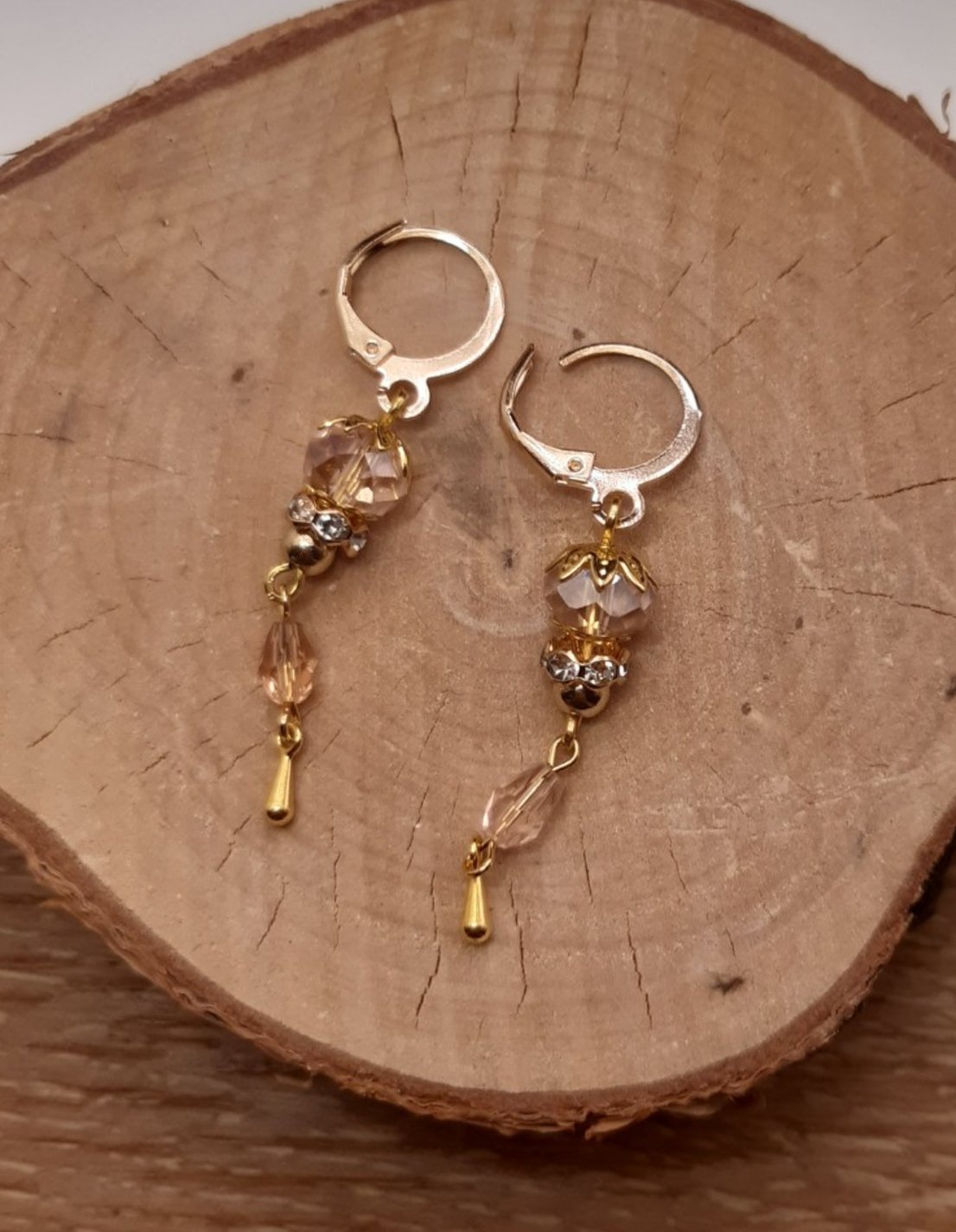 Sierlijke Kralen: Handgemaakte oorbellen met roze glazen kralen