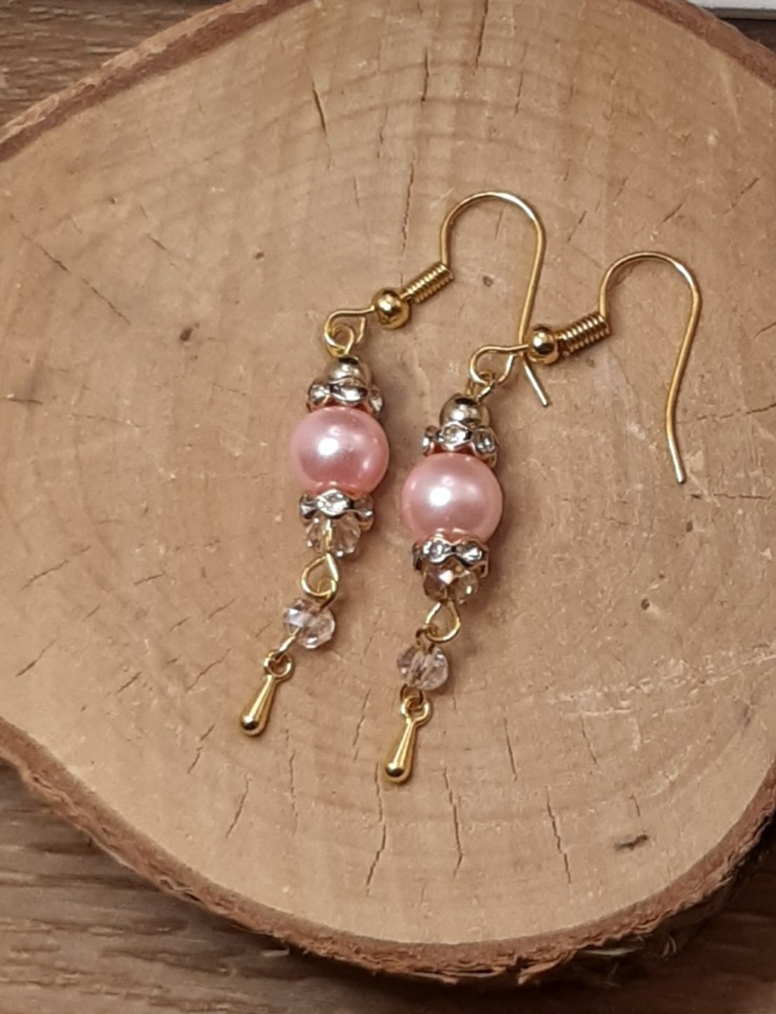 Handgemaakte oorbellen met roze parel kralen