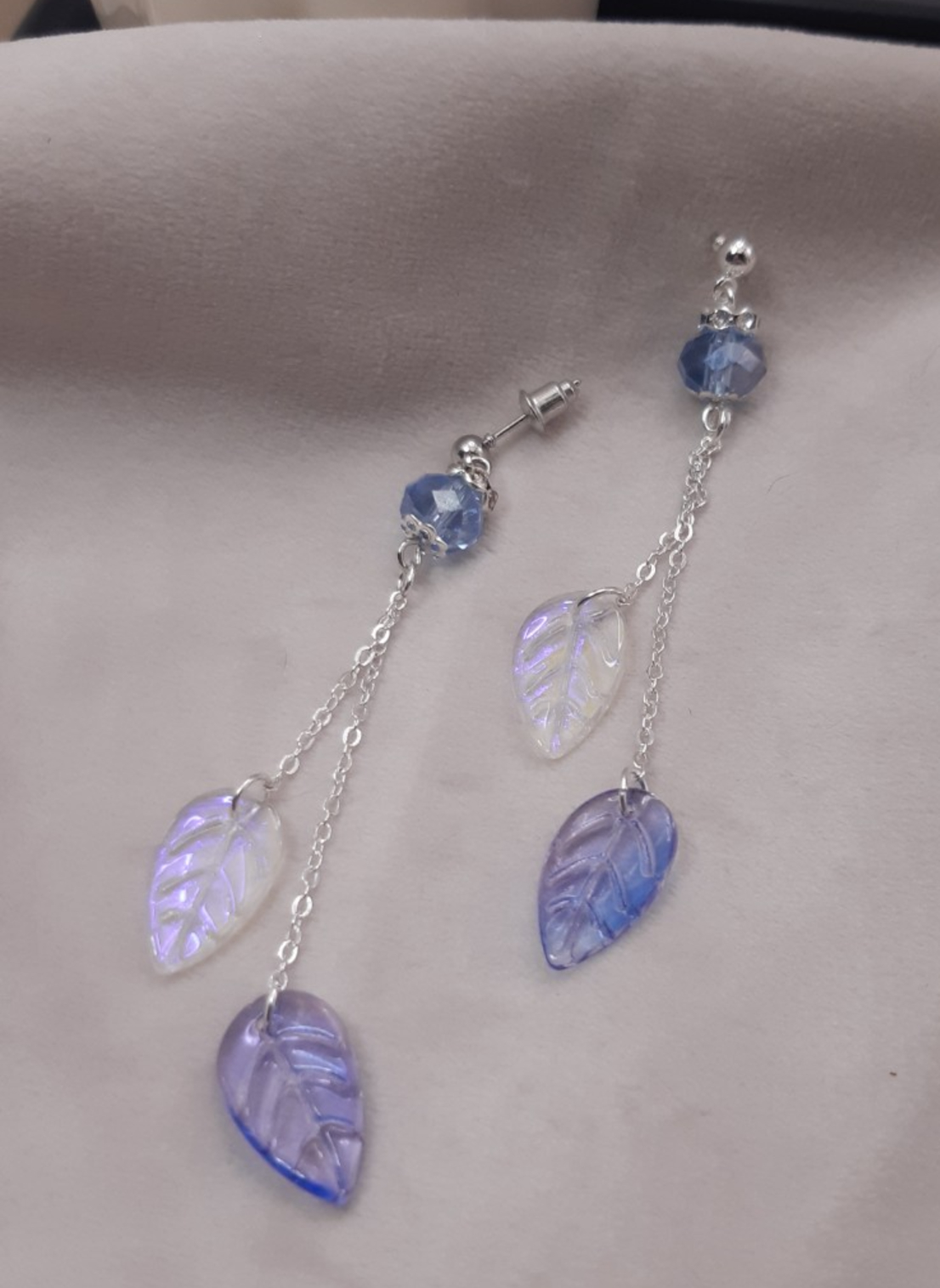 Betoverende glaskralen oorbellen met korenbloem blauw kralen en blaad… - 100435 Betoverende glaskralen oorbellen met korenbloem blauw kralen en blaadjes