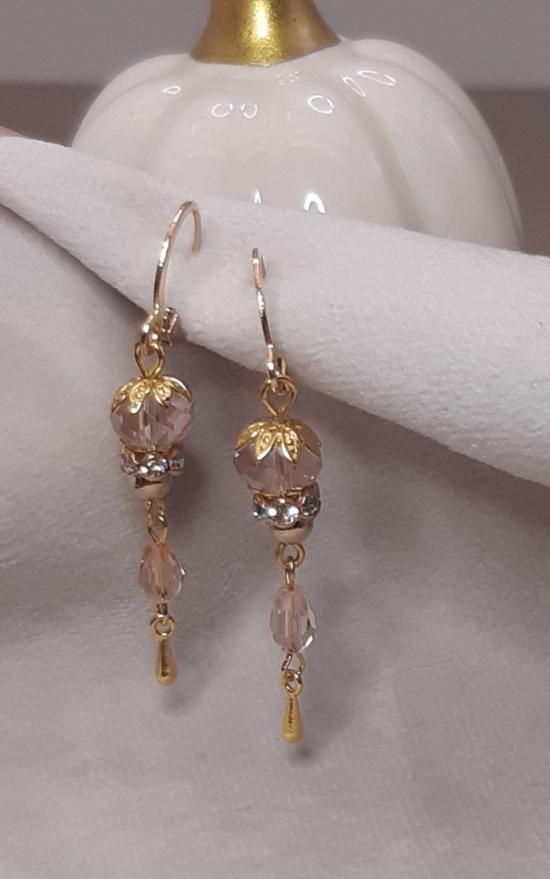 Sierlijke Kralen: Handgemaakte oorbellen met roze glazen kralen