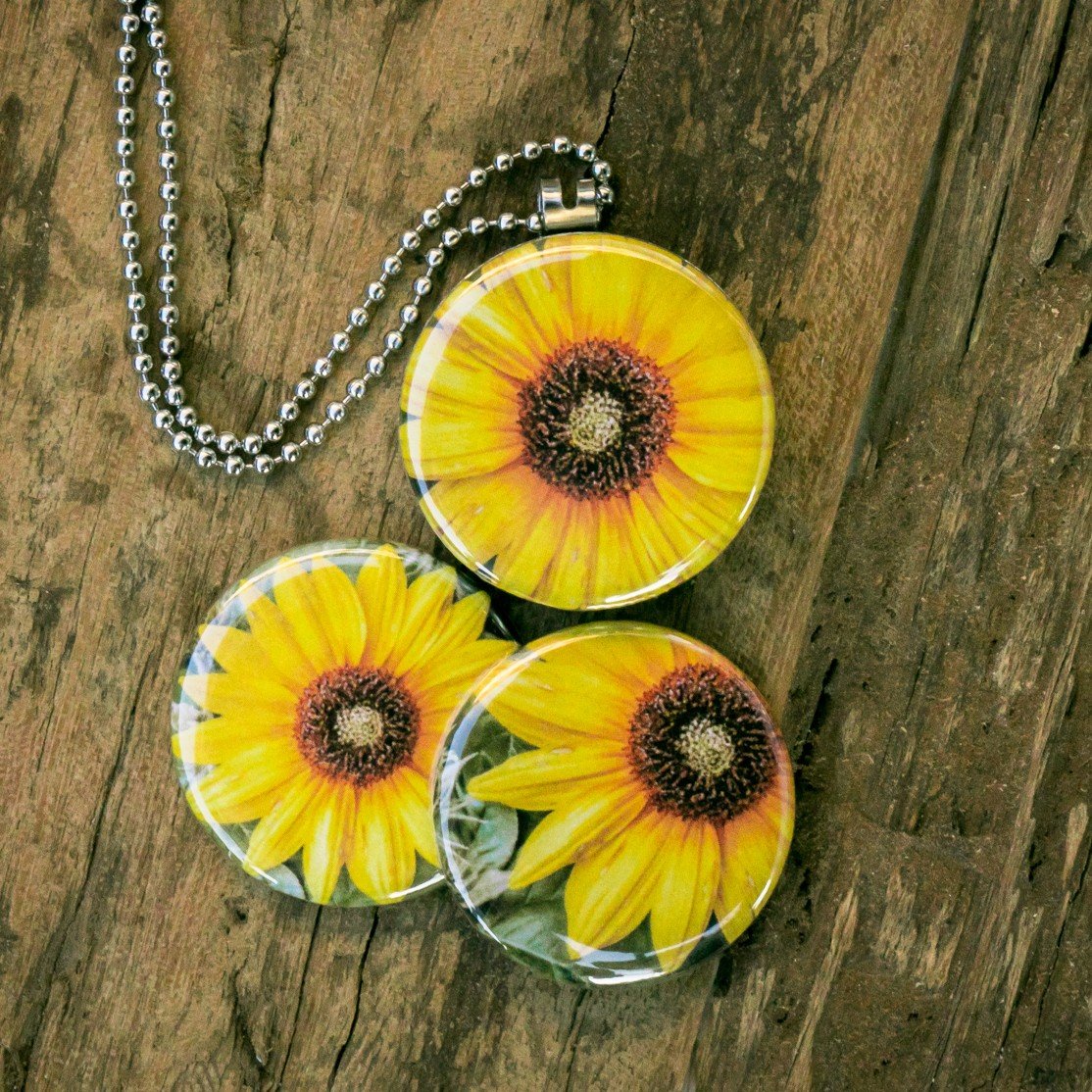 Voor de echt zonnebloemfan,als je van zonnebloemen houdtFotomedaillon ketting/medaillon ketting met close up gele zonnebloemen/zonnebloem. Voor het dicht bij je dragen van je favoriete foto.