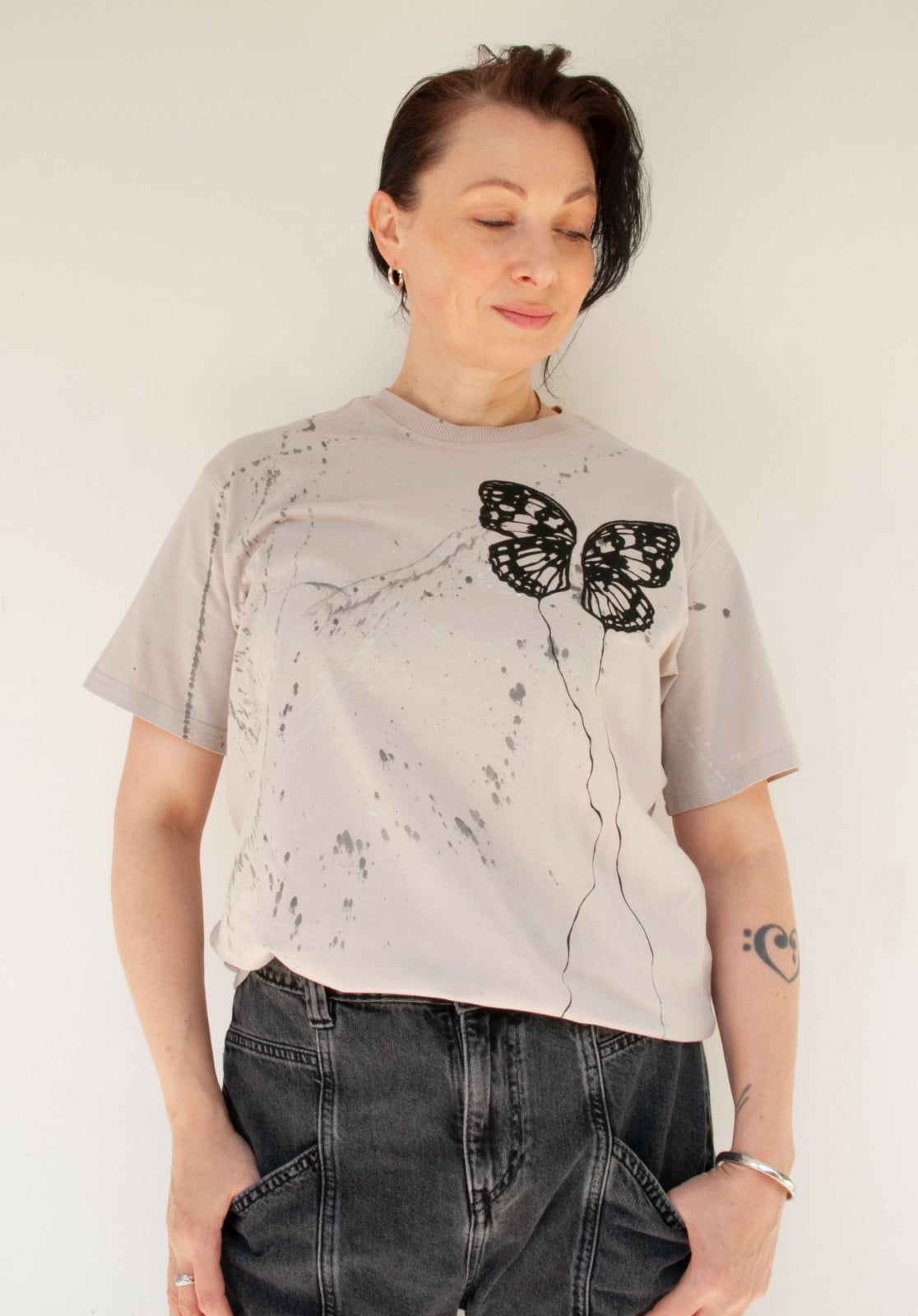 Hand Gedrukt T-Shirt, Grijs-Beige Katoen, Zwarte Vlindervleugels en V… - 128478 Hand Bedrukt T-Shirt, Grijs-Beige Katoen, Zwarte Vlindervleugels en Verfspetters, Streetwear Casual