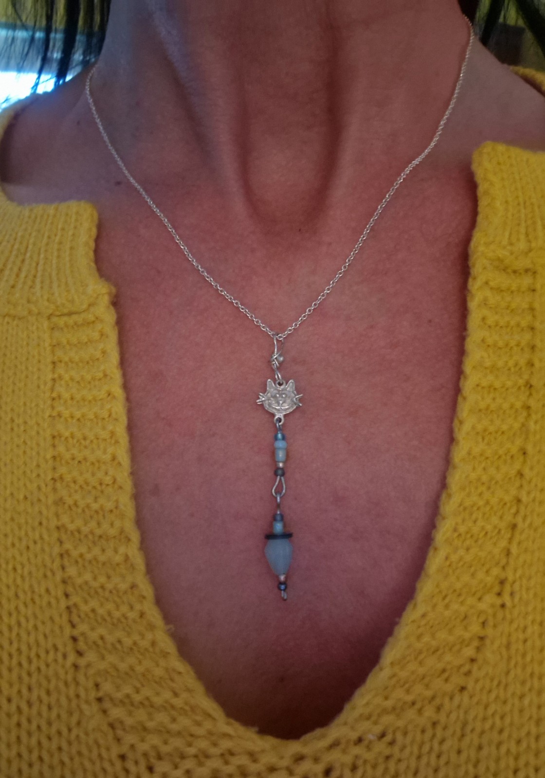 Zilveren halsketting kat en blauwe kralen - 66420.jpeg Zilveren halsketting kat en blauwe kralen