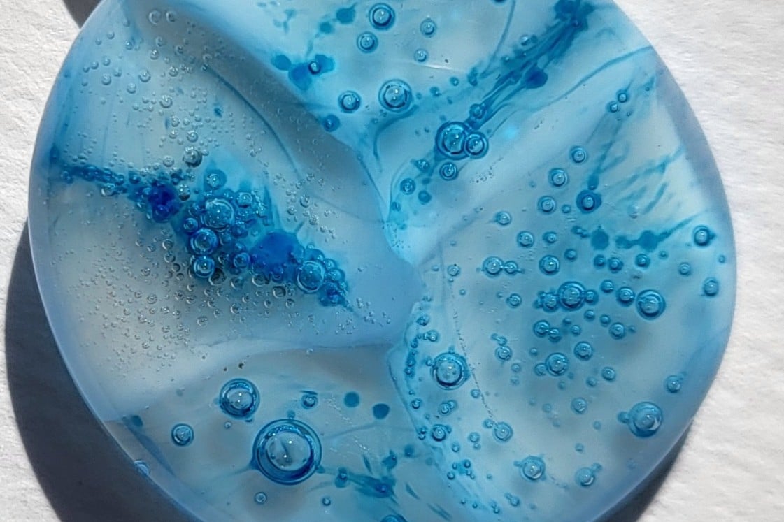 RVS ketting met uniek "Blauwe Bubbels" glas hanger