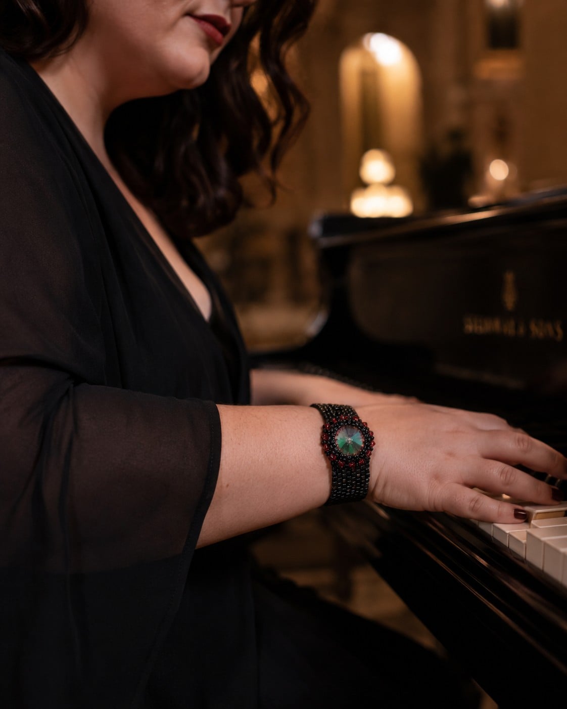 Donker & Dramatisch, handgemaakte armband met Swarovski kristal