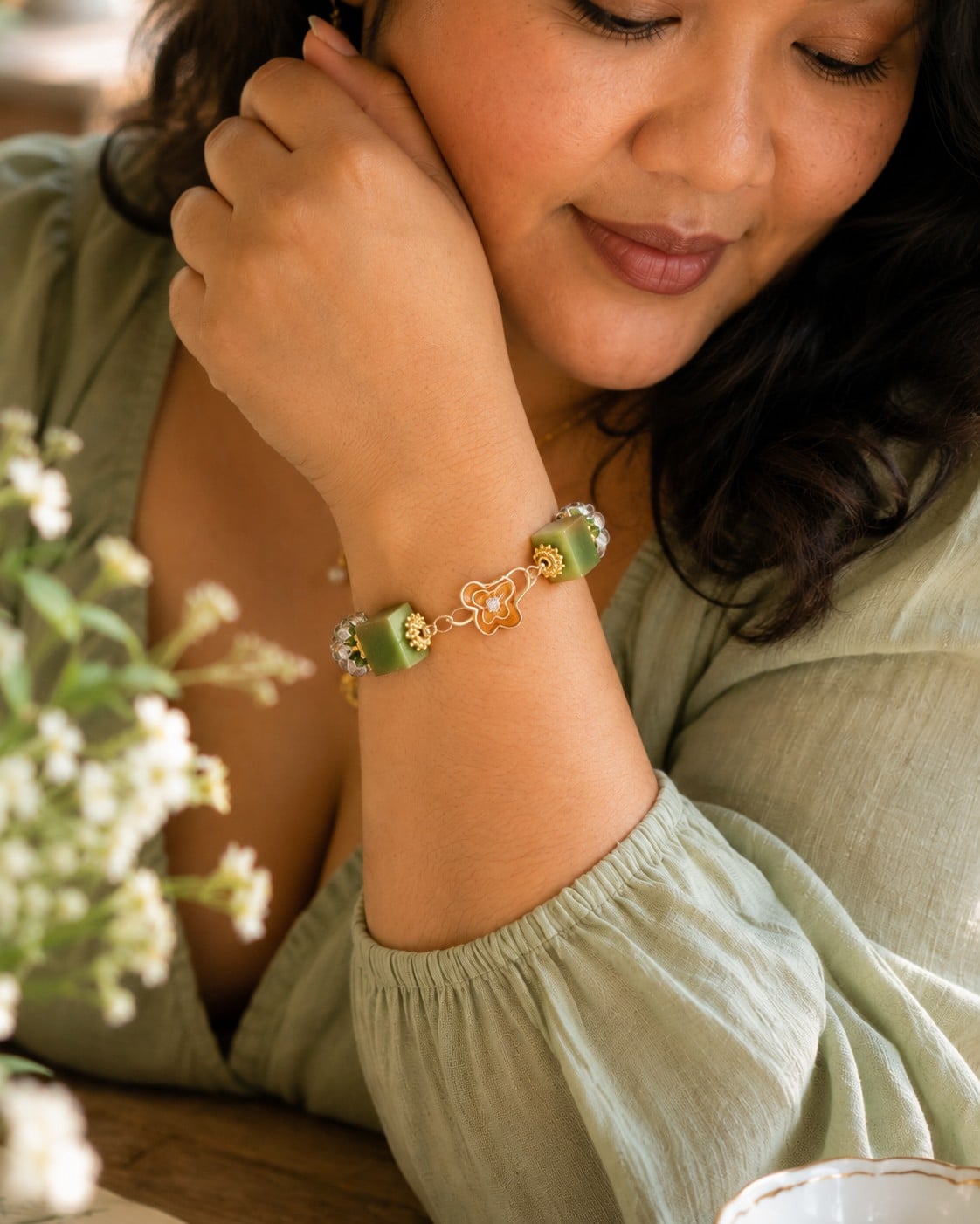 Zachtgroen & Cottagecore, wire wrapped armband met giethars en gekraalde kralen