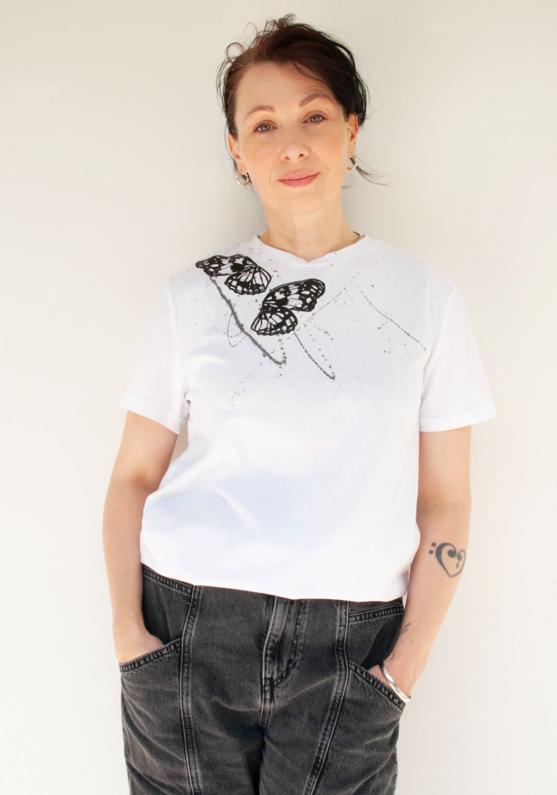 Hand Gedrukt T-Shirt, Wit Katoen met Zwarte Vlindervleugels en Verfsp… - 128458 Hand Bedrukt T-Shirt, Wit Katoen met Zwarte Vlindervleugels en Verfspetters, Streetwear Casual, unisex