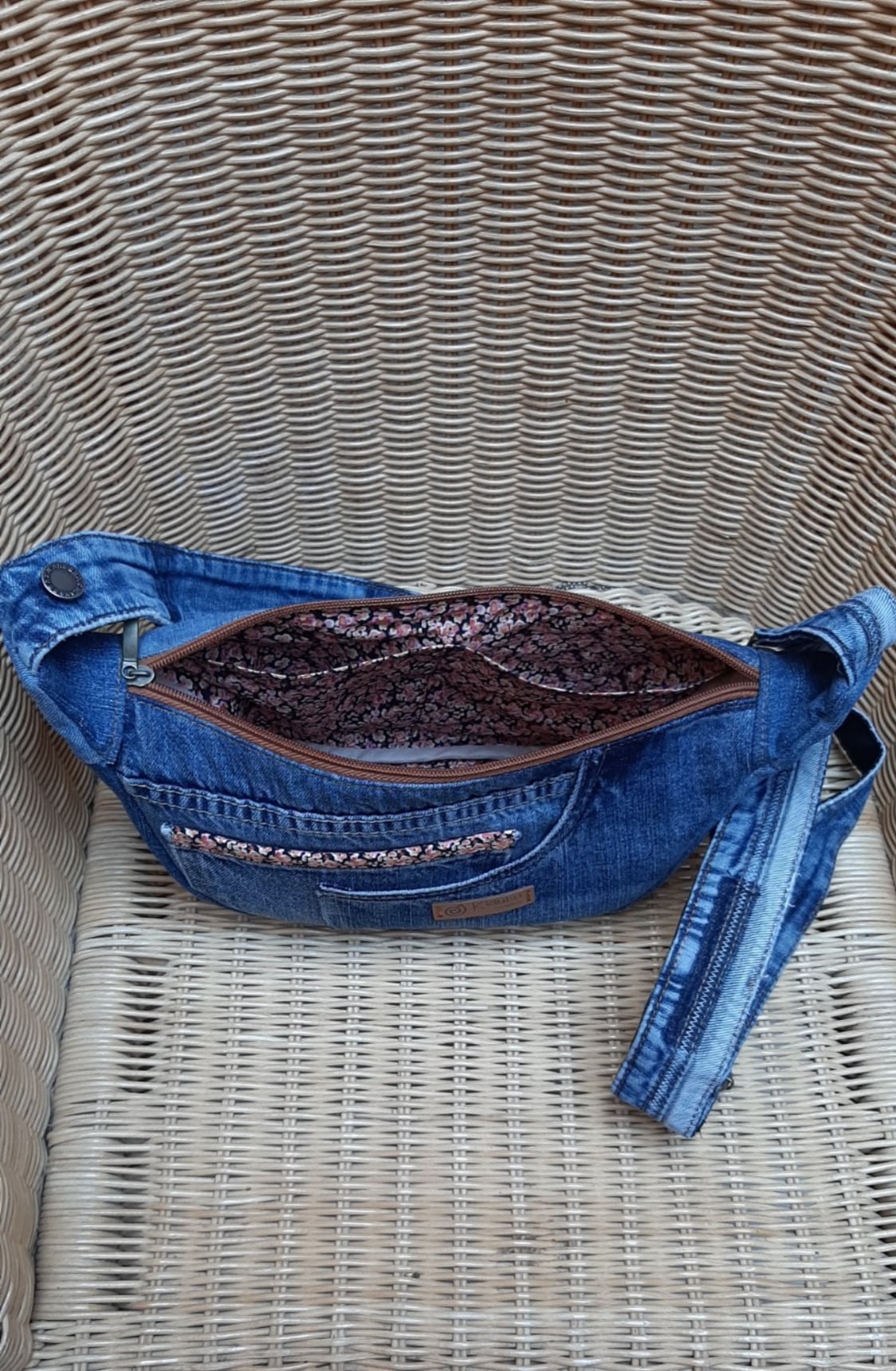 Denim slingbag / crossbodybag donker - 139650 Denim slingbag / crossbodybag donker