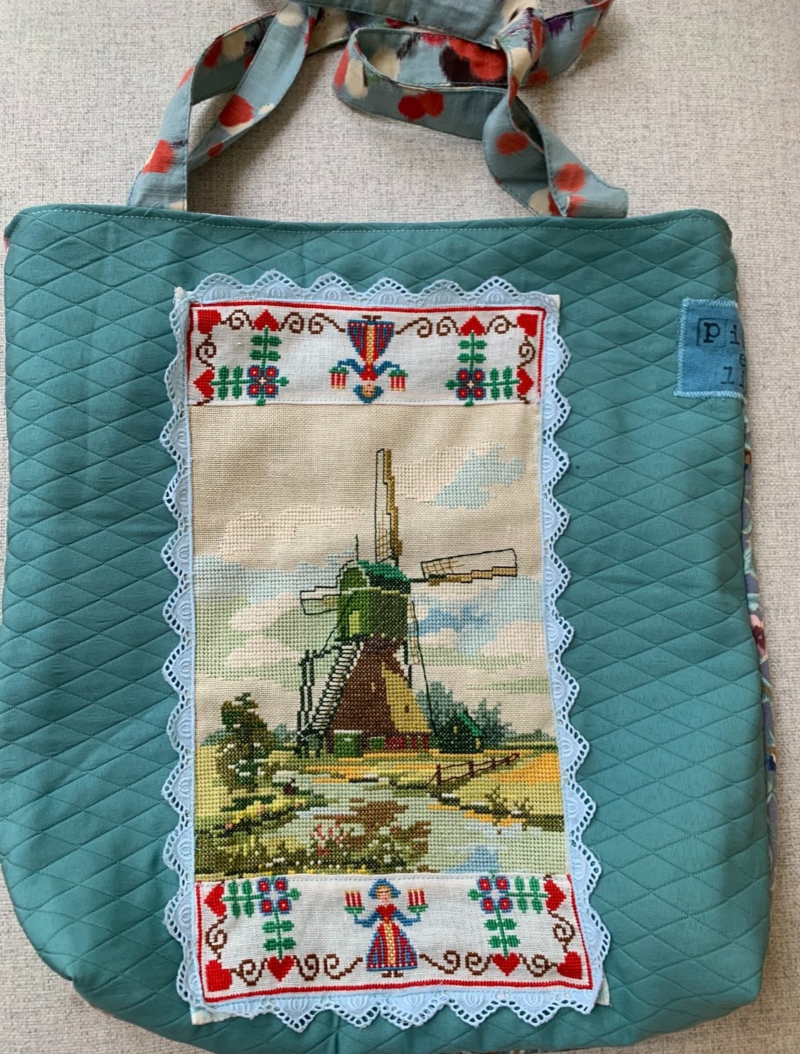 Totebag met geborduurde molen en Barbapa voering - 135974 Totebag met geborduurde molen en Barbapa voering