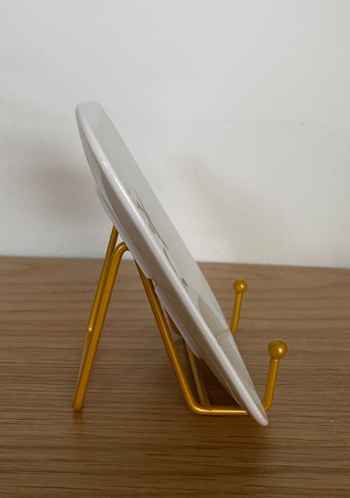 Vierkant bordje op standaard met lelietjes van dalen en vogeltje