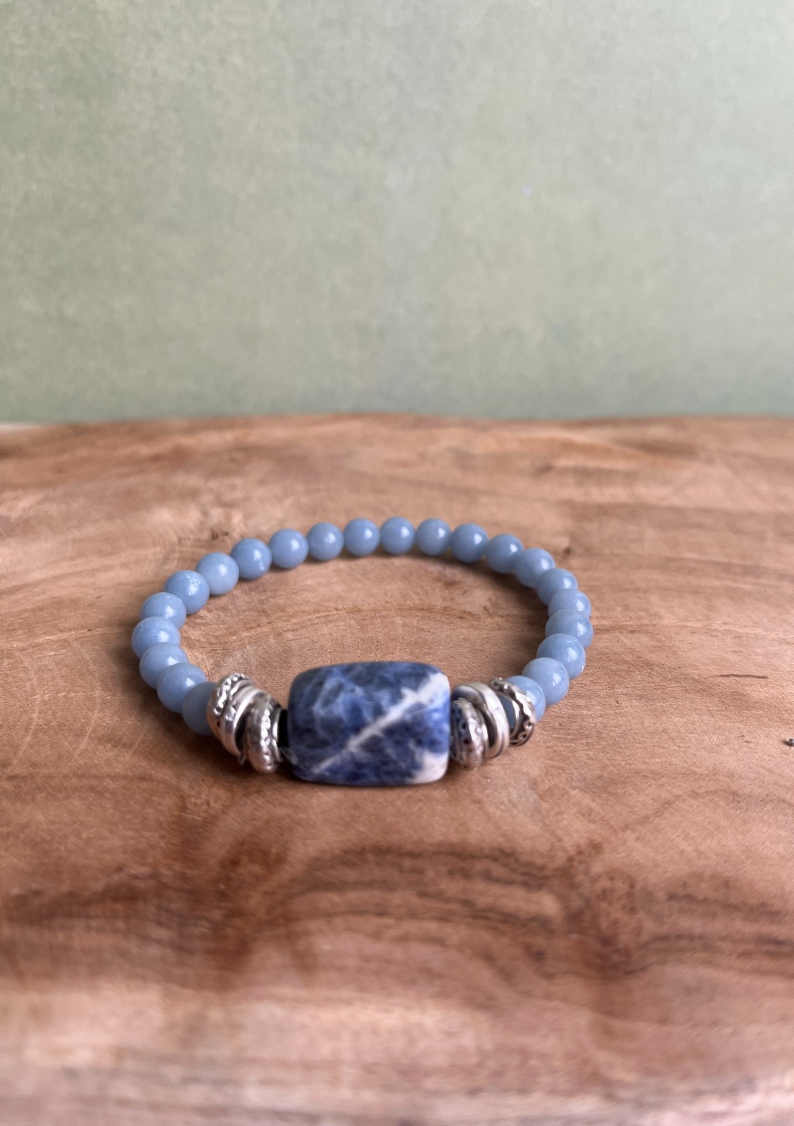 Elastische armband met kralen van angeliet en sodaliet - 61053.jpeg Elastische armband met kralen van angeliet en sodaliet