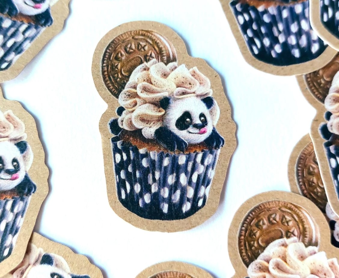 Panda cupcake kraftpapier sticker, 4.3x6 cm ( 1.69x2,36 inch) - 86876 Panda cupcake kraftpapier sticker, 4.3x6 cm ( 1.69x2,36 inch)