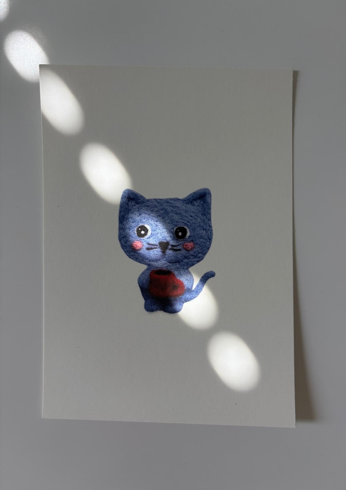 Wenskaart Blauw Katje met Koffiebeker – Illustratie van een Wollen Katje