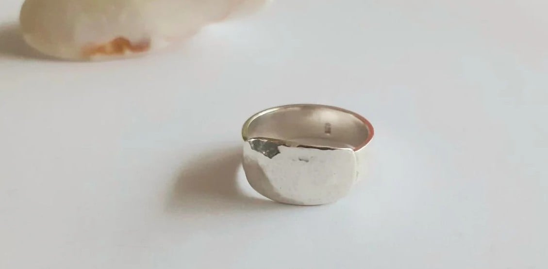 Unieke zilveren ring met gehamerde zegel