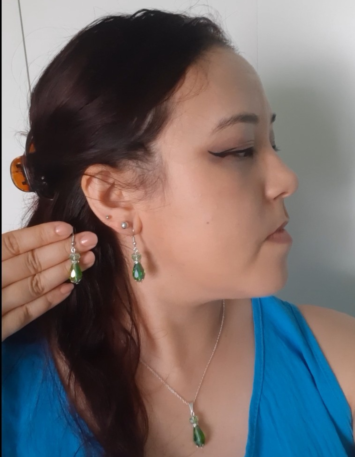 Oorbellen en ketting set: Glans en kleur groen: Handgemaakt met glazen kralen