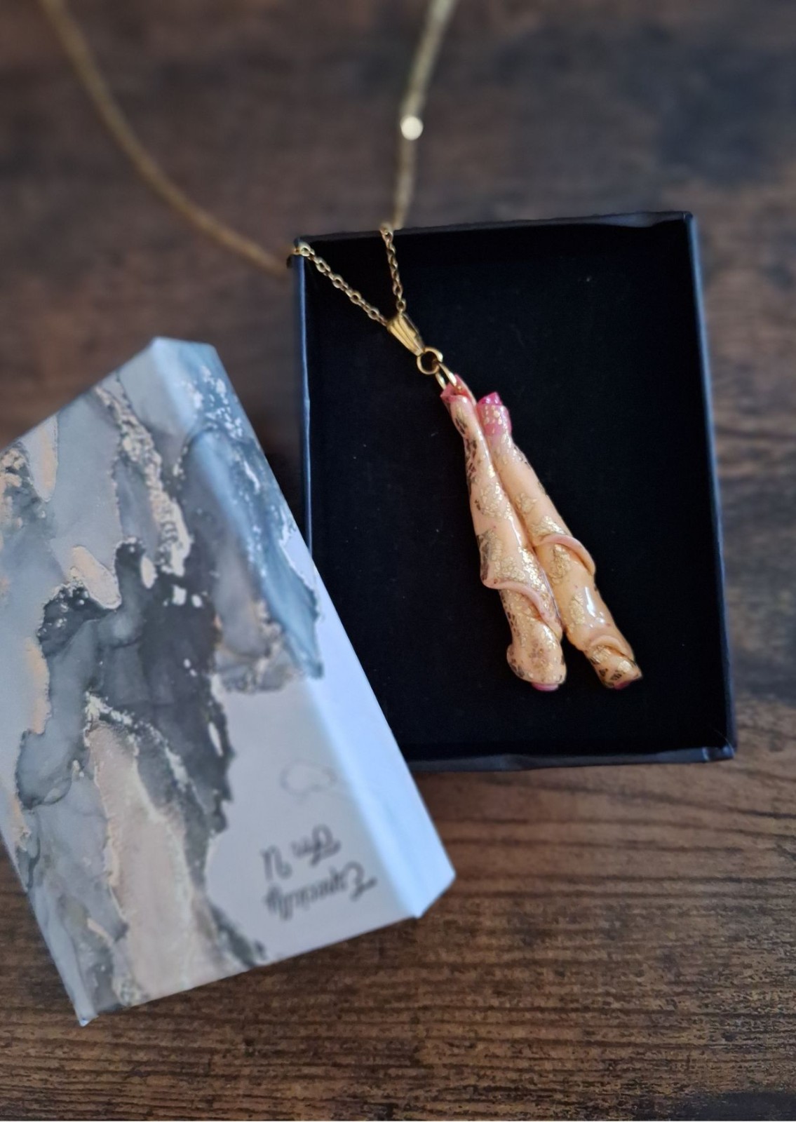 Zachtgeel juweel met goudkleurige afwerking- handgemaakt sieraad - s… - 135159 Zachtgeel juweel met goudkleurige afwerking- handgemaakt sieraad - speciaal geschenk voor haar - uniek halssieraad - "Trust"