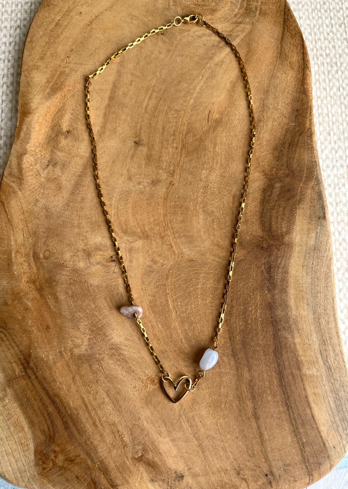 Vergulde ketting met hartje en kraaltjes van agaat en jaspis