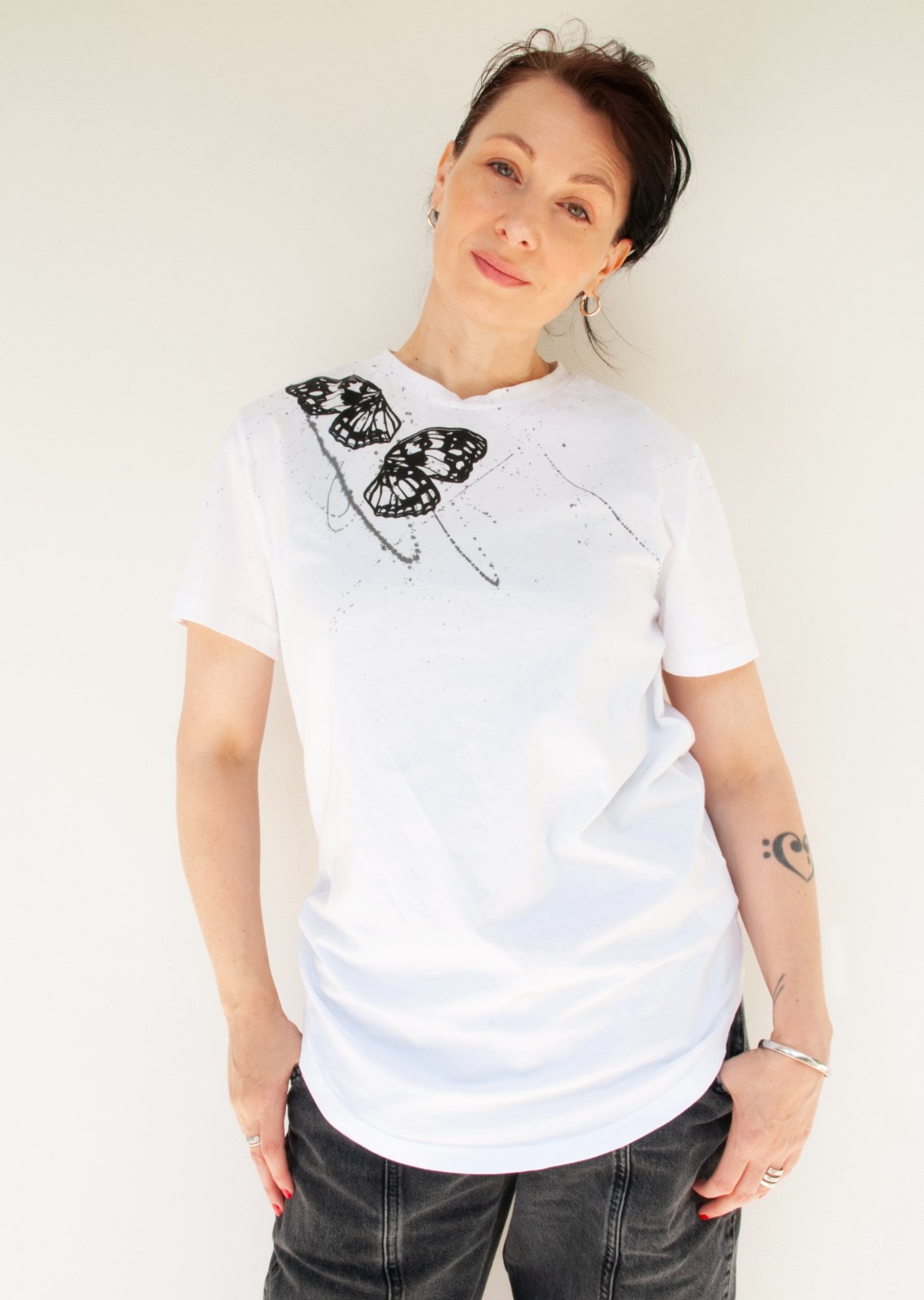 Hand Gedrukt T-Shirt, Wit Katoen met Zwarte Vlindervleugels en Verfsp… - 128457 Hand Bedrukt T-Shirt, Wit Katoen met Zwarte Vlindervleugels en Verfspetters, Streetwear Casual, unisex