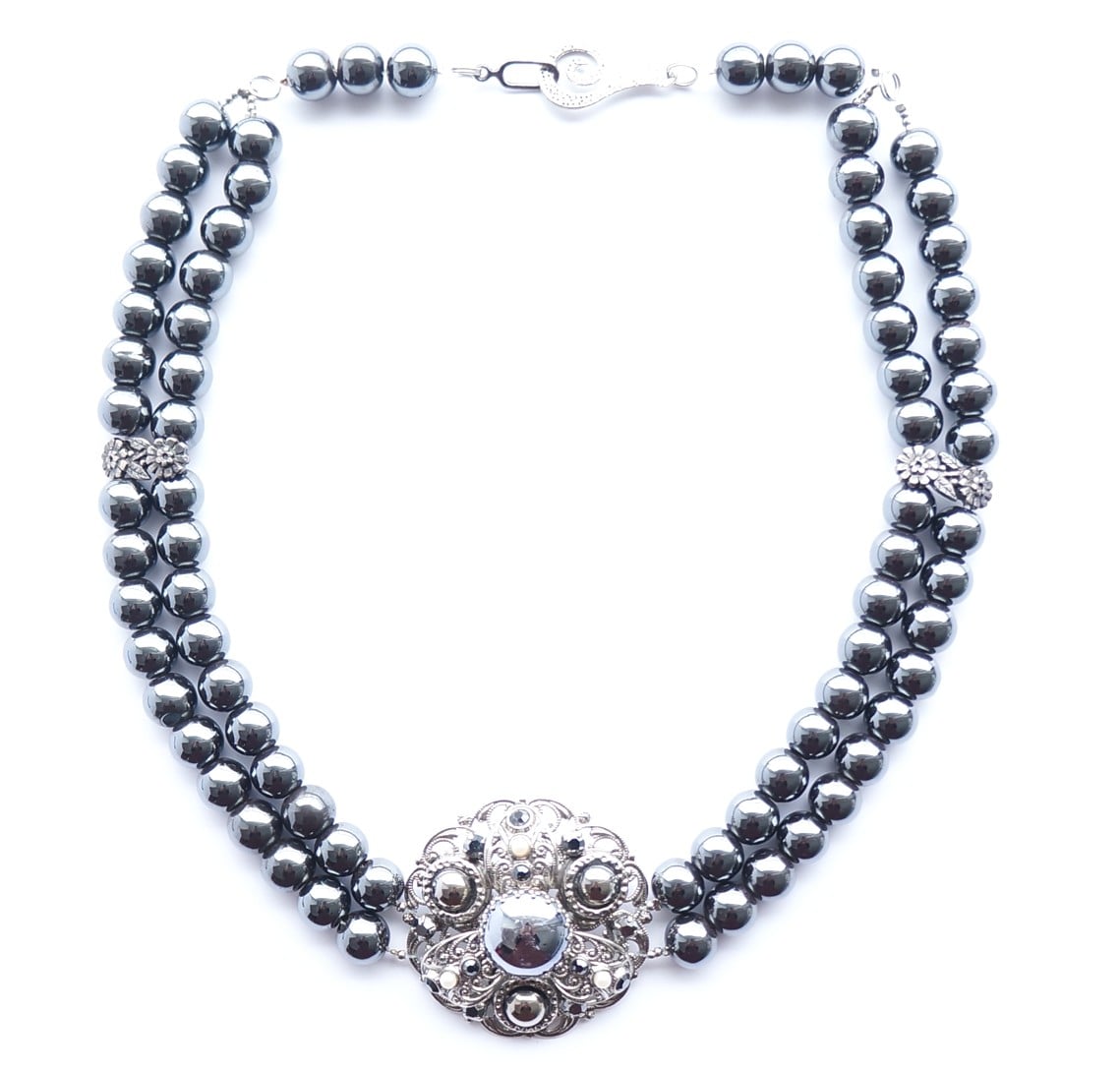 Hematiet ketting met vintage broche - uniek stuk