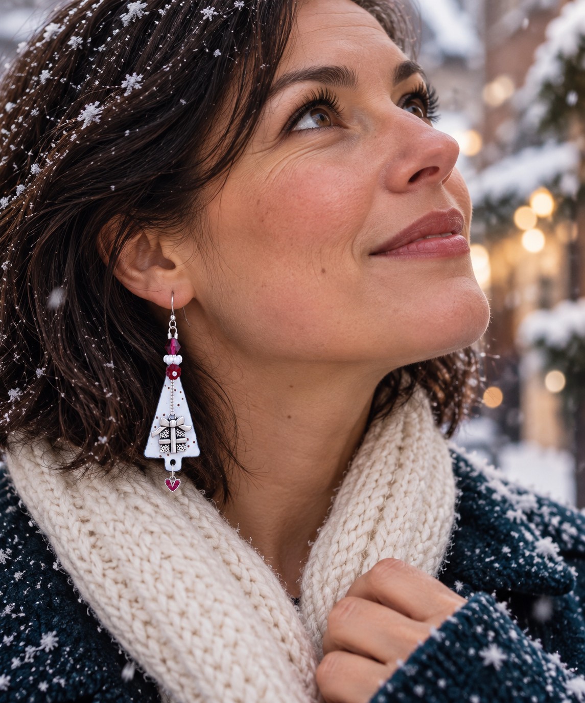 Witte Kerst & Cadeautjes uitpakken, emaille kerstboom oorbellen met S… - 152524 Witte Kerst & Cadeautjes uitpakken, emaille kerstboom oorbellen met Swarovski